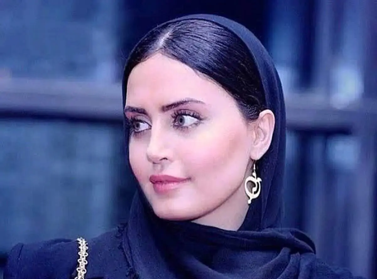 سلفی جذاب الناز شاکردوست با لباس اسپرت و زرد