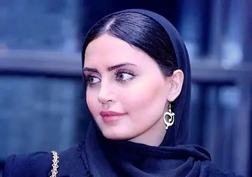 سلفی جذاب الناز شاکردوست با لباس اسپرت و زرد