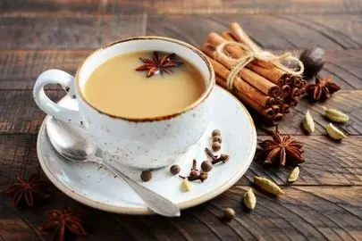 طرز تهیه چای کاراملی؛ نوشیدنی گرم زمستانی محبوب و خوشمزه 