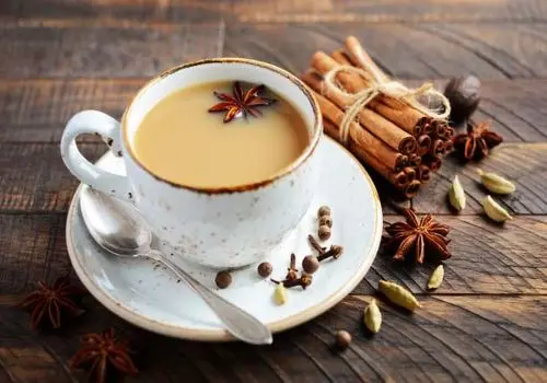 طرز تهیه چای کاراملی؛ نوشیدنی گرم زمستانی محبوب و خوشمزه 