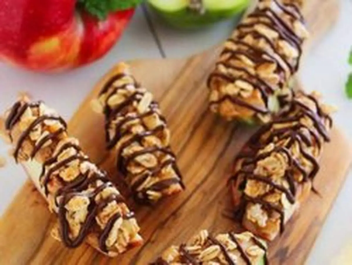 طرز تهیه سیب‌های شکلاتی با کره بادام زمینی