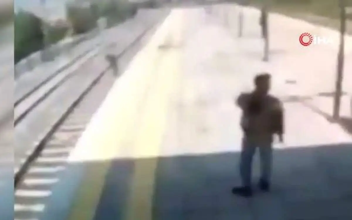 لحظه تکان دهنده نجات یک فرد از بن بست زندگی