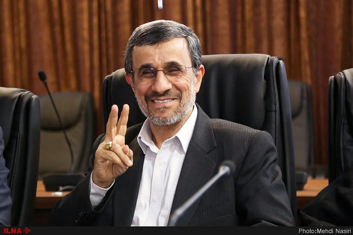 عکس: ژست همیشگی احمدی نژاد در مقابل دوربین