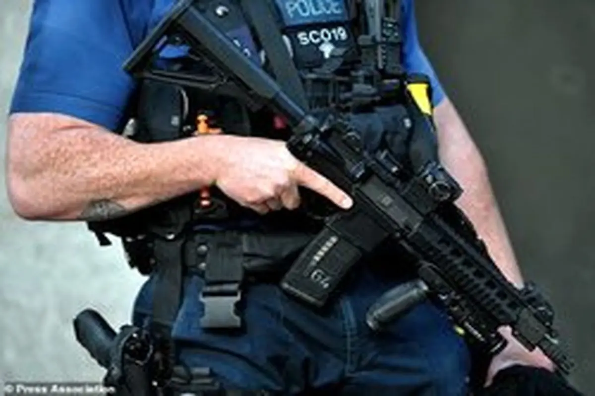 تیراندازی با گلوله‌های مشقی در نزدیکی مسجدی در شهر لندن