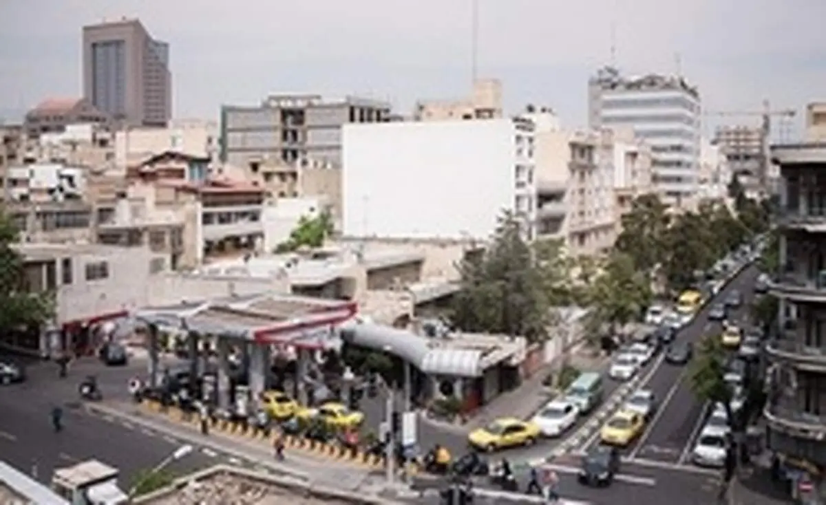 مردم با خودرو و «دبه» به پمپ‌بنزین‌ها رفتند