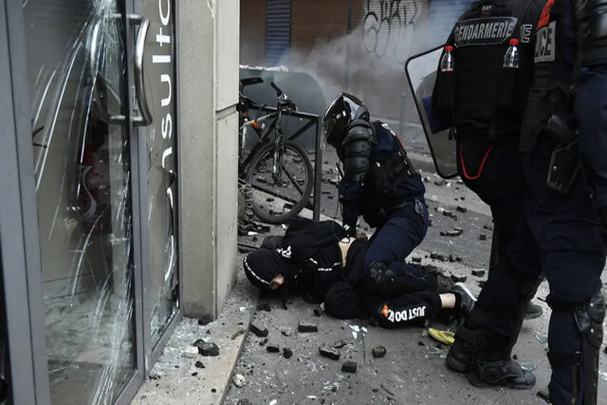 درگیری پلیس فرانسه با معترضان در روز کارگر و بازداشت ۲۲۰ تن