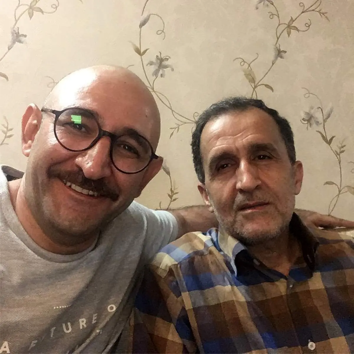 عکس یادگاری بازیگر «پایتخت» در کنار معلم دوران راهنماییاش