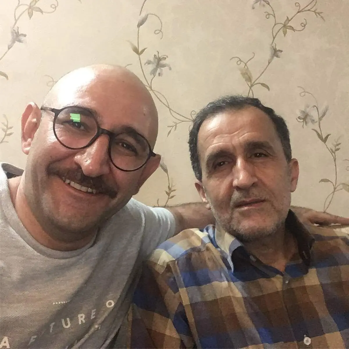 عکس یادگاری بازیگر «پایتخت» در کنار معلم دوران راهنمایی‌اش