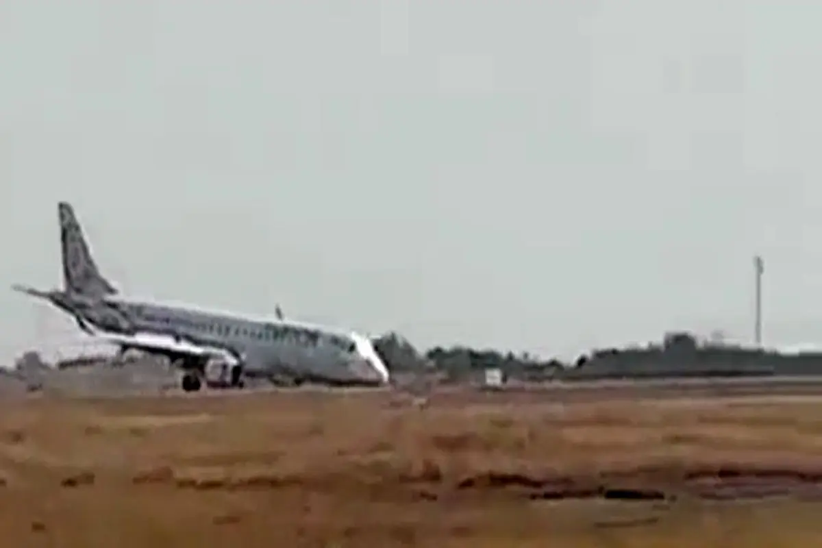 مهارت خلبان در فرود هواپیمایی که چرخ‌هایش باز نشد