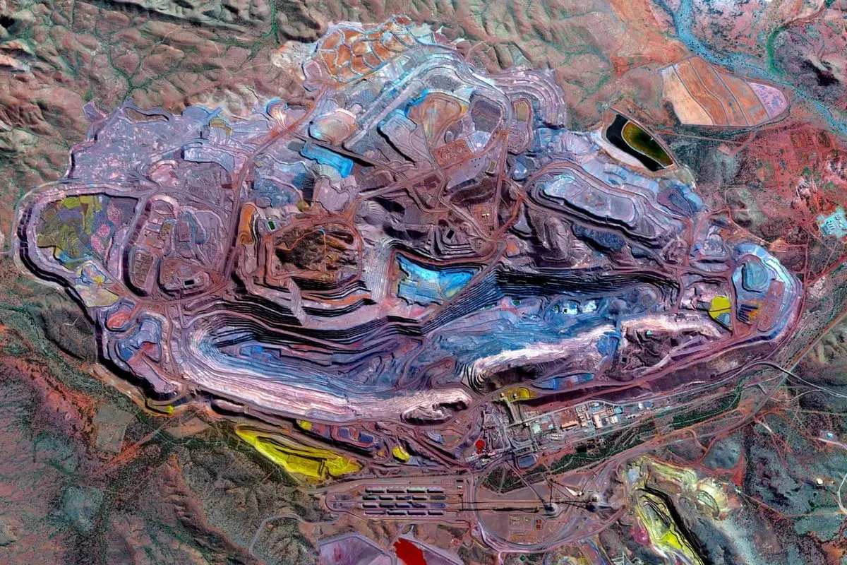 نمایی رنگارنگ از معدن سنگ‌آهن + عکس