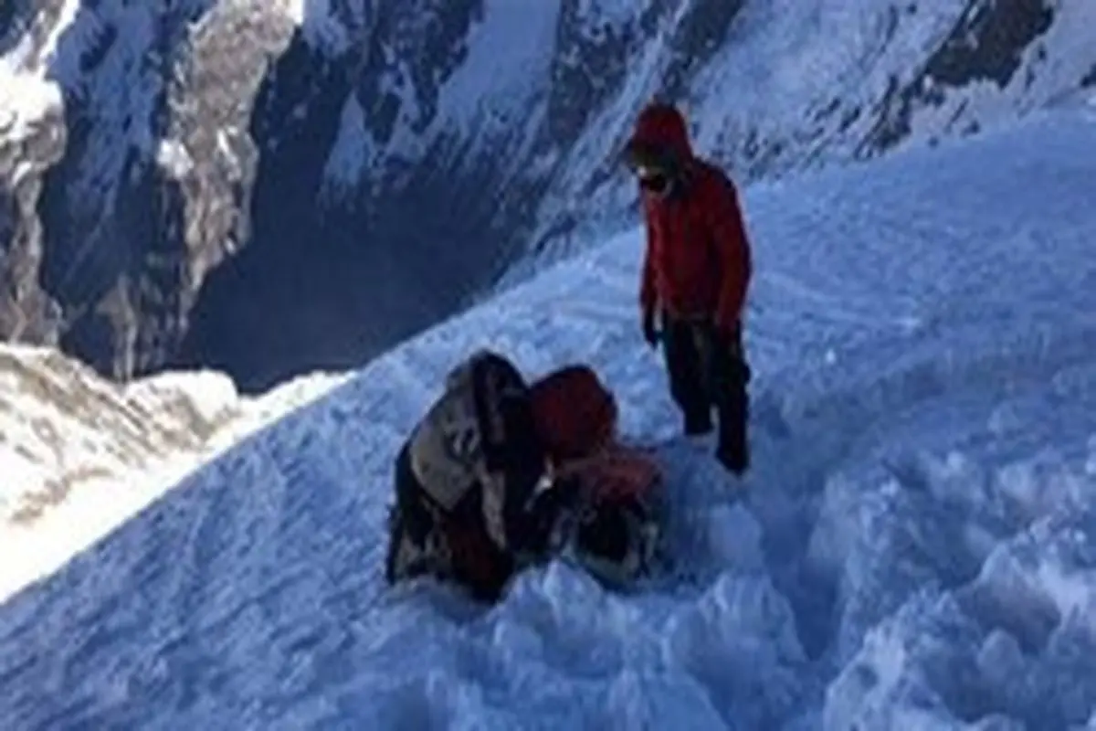 کوهنورد ایرانی بر فراز اورست ایستاد