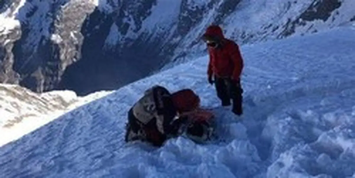کوهنورد ایرانی بر فراز اورست ایستاد