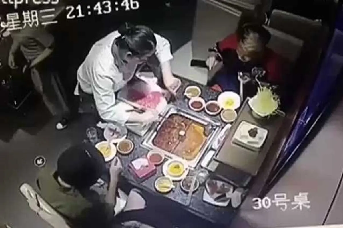 انفجار ظرف سوپ در صورت گارسون رستوران