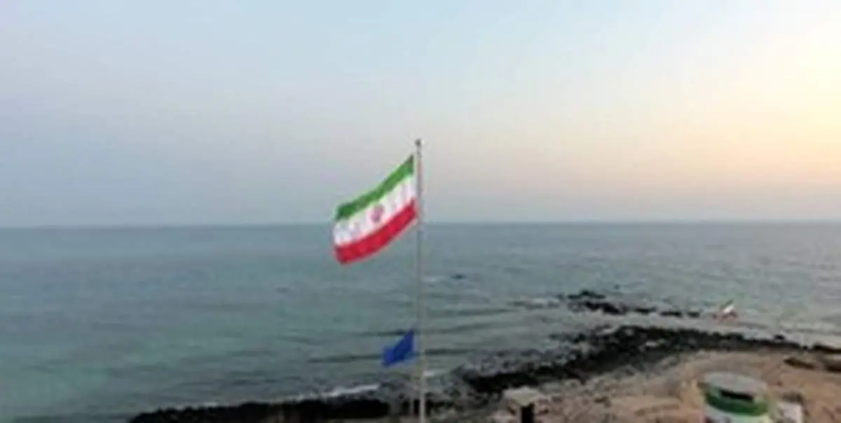 اهتزار پرچم ۲۰ متری ایران بر فراز آب‌های خلیج فارس