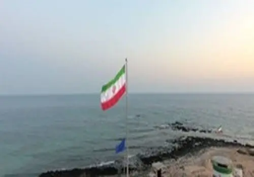 اهتزاز پرچم ایران در دانشگاه دولتی ارواین کالیفرنیا+ عکس