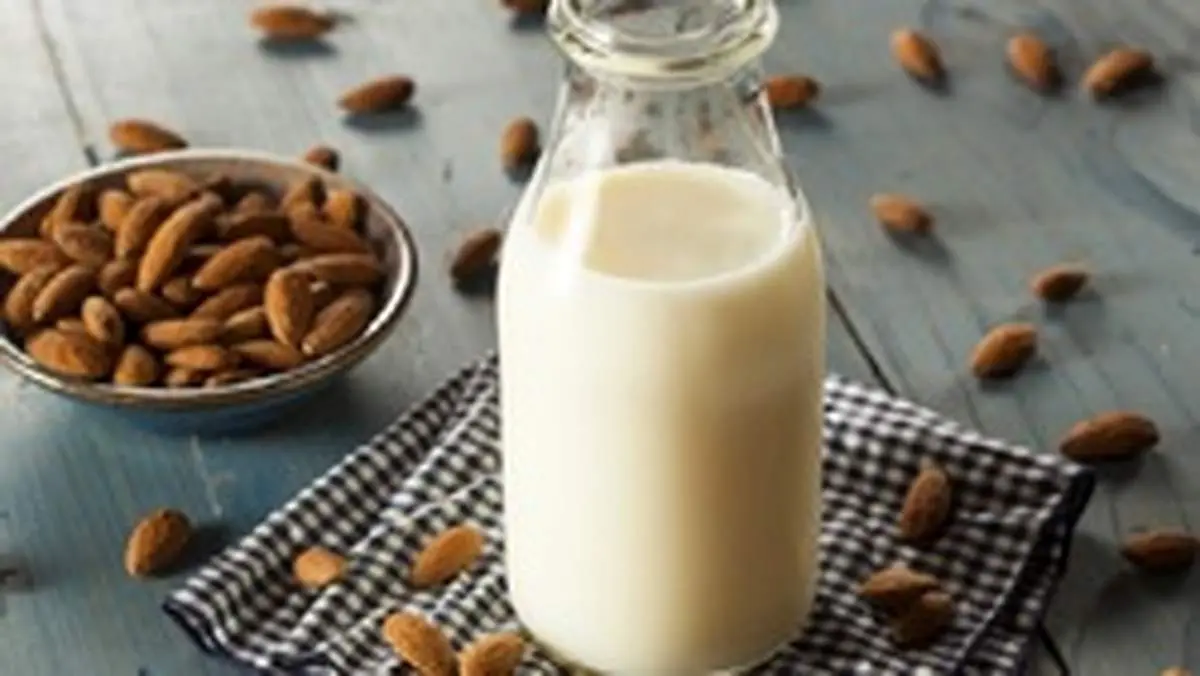 شیر بادام نوشیدنی برای رفع یبوست