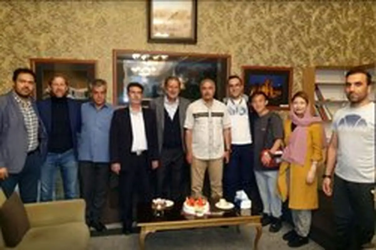لیکنز ایران را ترک کرد