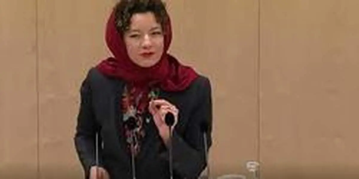 اقدام نماینده اتریشی در اعتراض به منع حجاب در مدارس