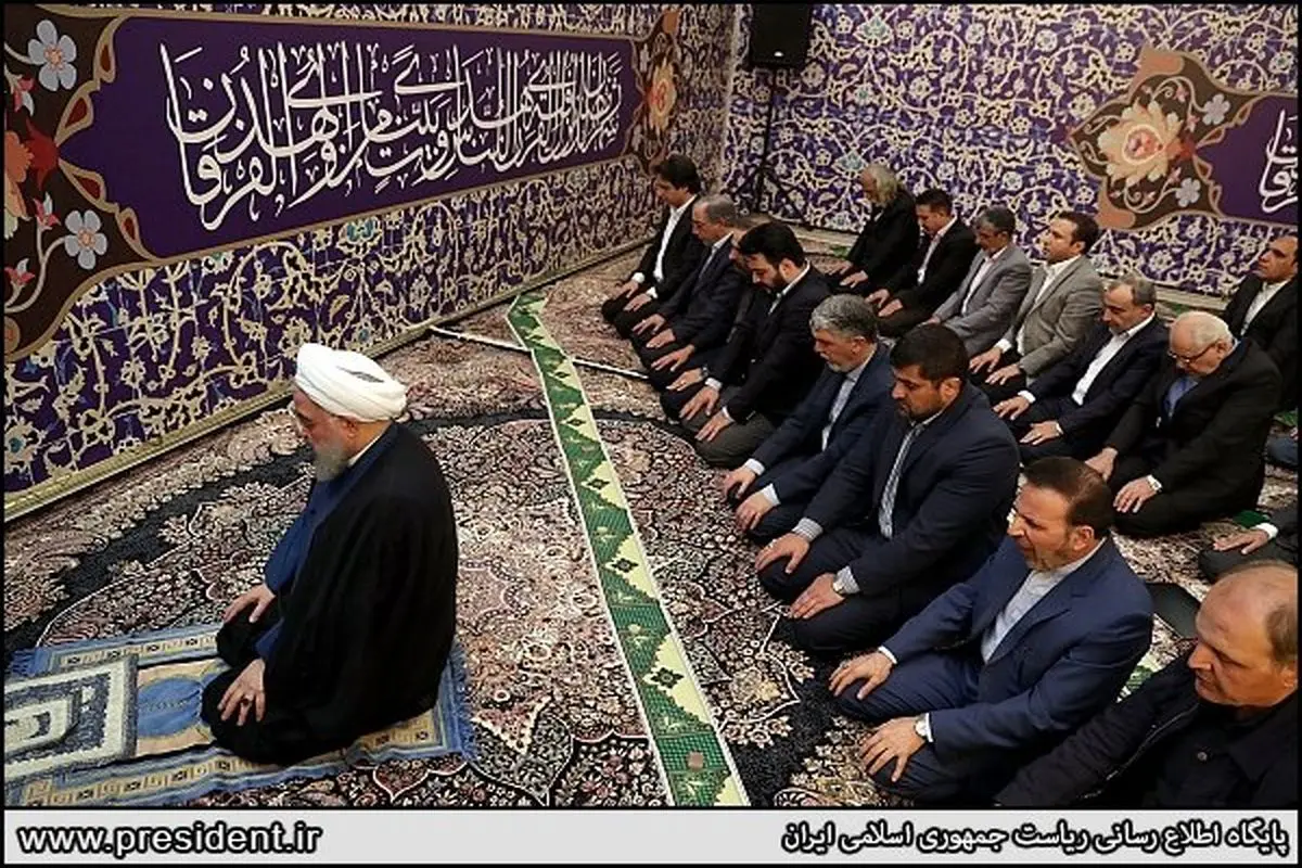 اقامه نماز جماعت به امامت رئیس‌جمهور +عکس