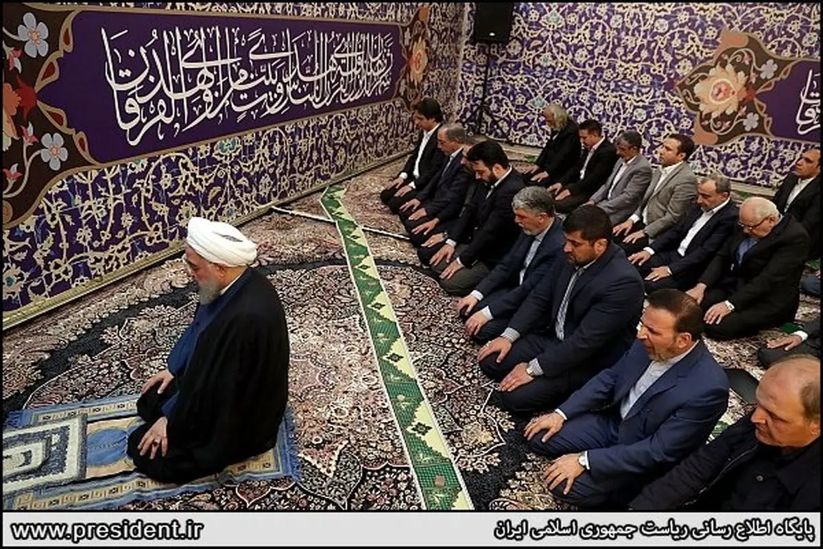 اقامه نماز جماعت به امامت رئیسجمهور +عکس