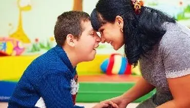 نشانه‌های اوتیسم چیست و چه عواملی باعث اوتیسم می‌شوند؟