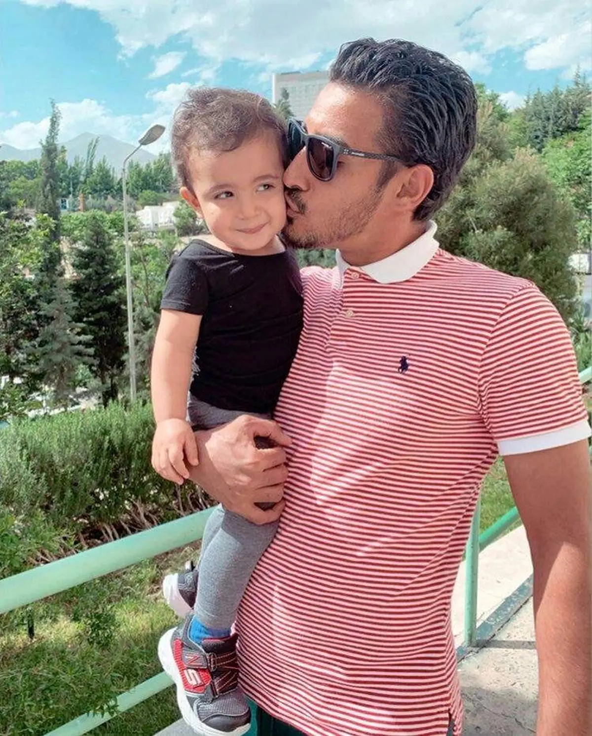 بوسه رضا قوچان‌نژاد بر صورت پسرش +عکس