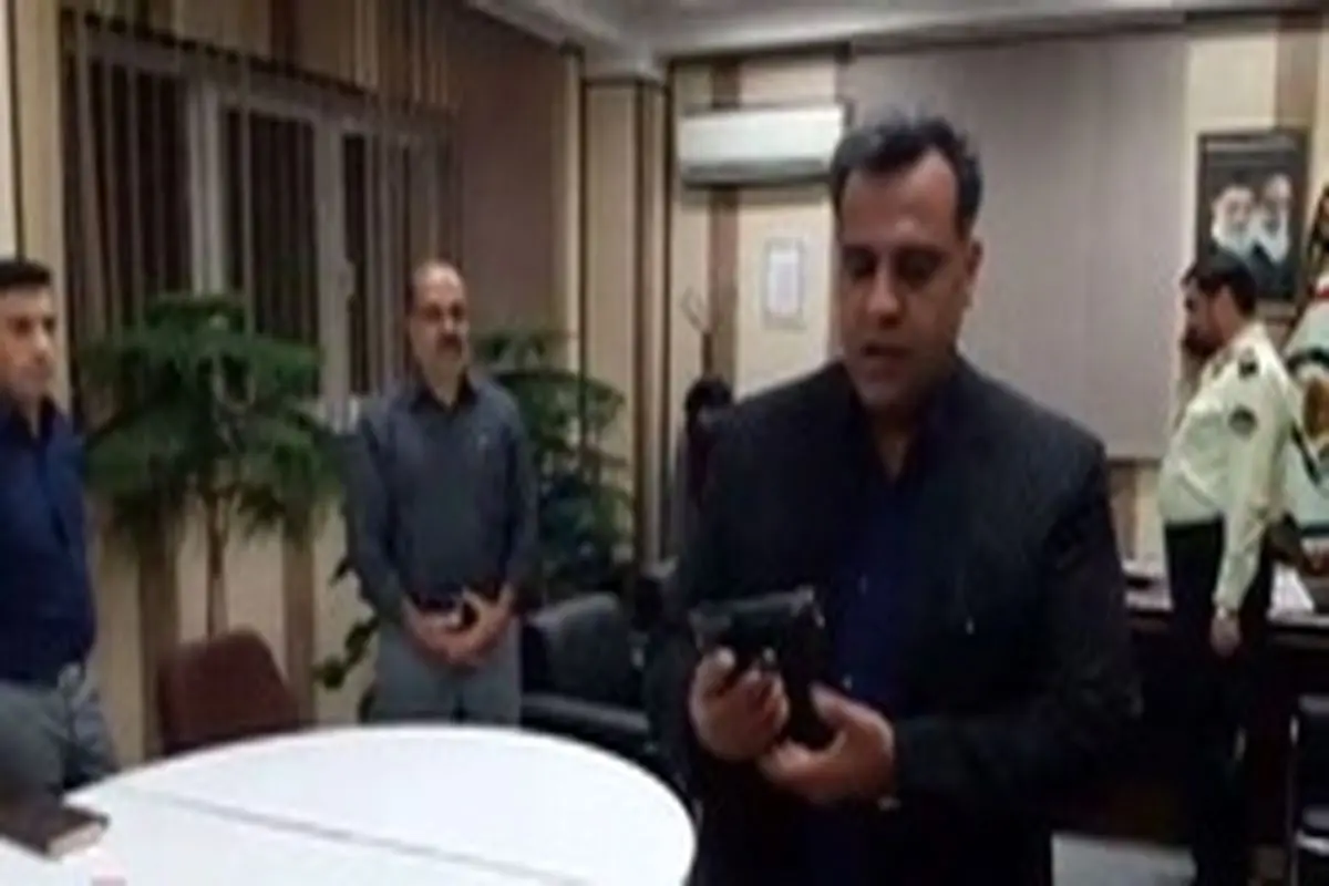 واکنش یک وکیل به نمایش اسلحه نجفی توسط خبرنگار