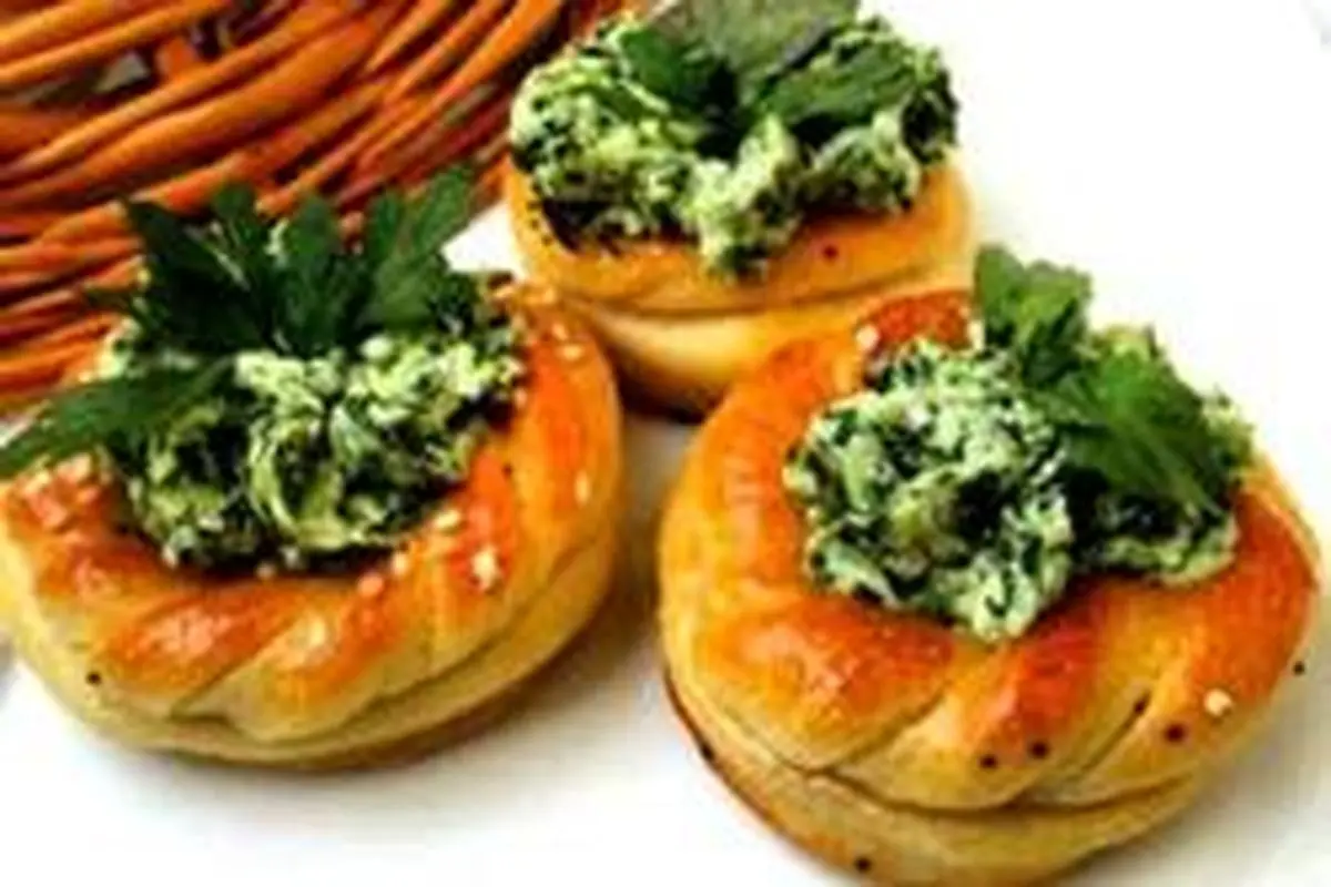 تزیین سفره افطار با نان و پنیر و سبزی مجلسی