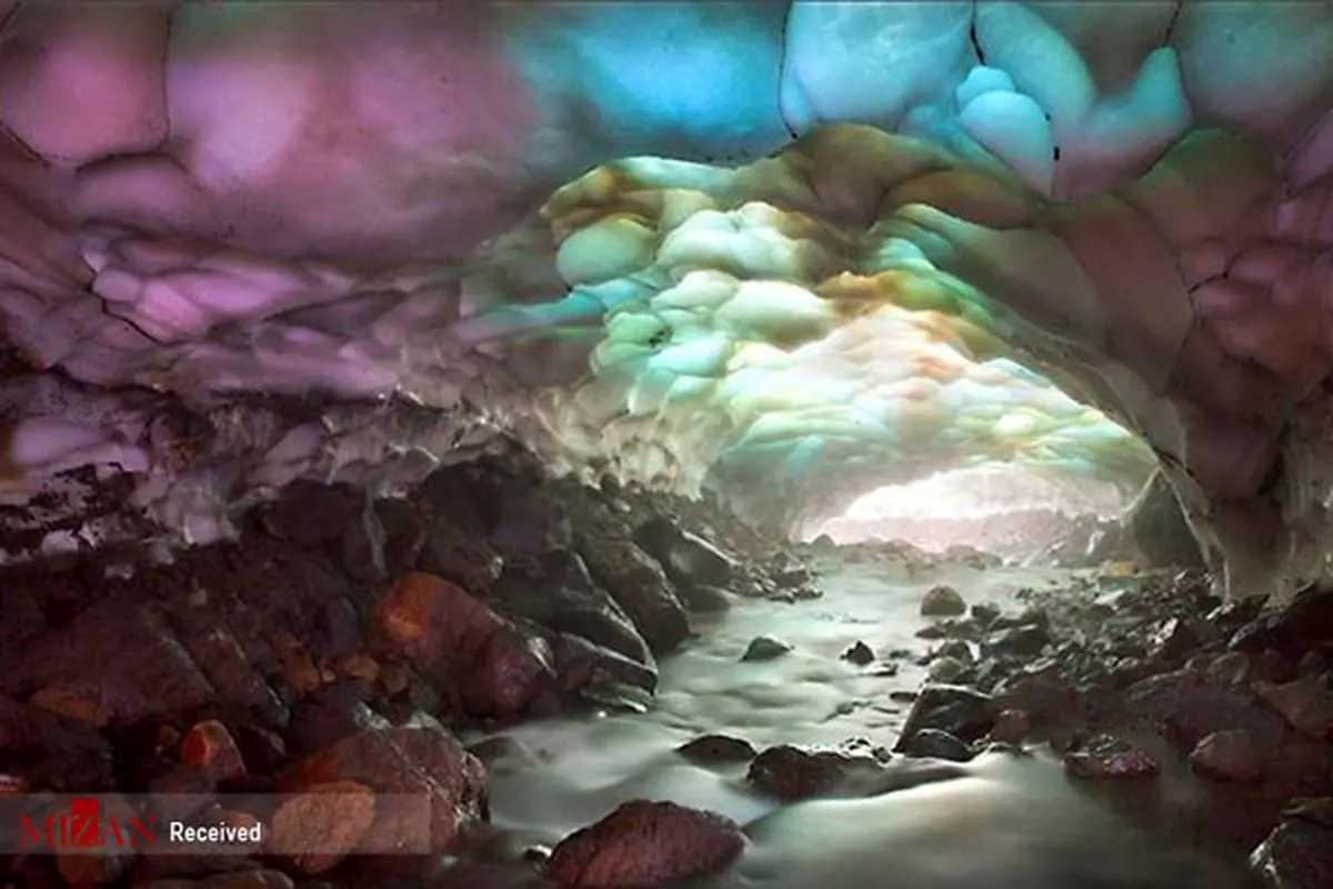 تصاویر دیدنی غار یخی در داخل کوه آتشفشان