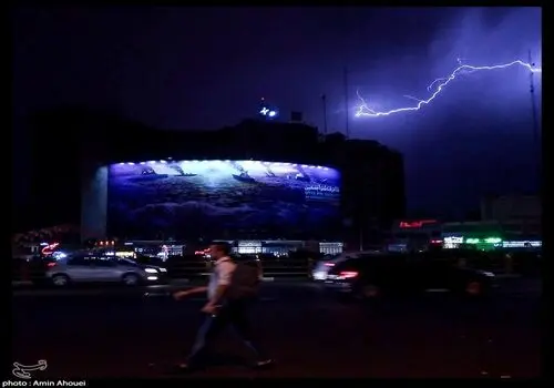 سرعت و گرمای فوق العاده بالای صاعقه در هنگام برخورد با آب را ببینید+ فیلم