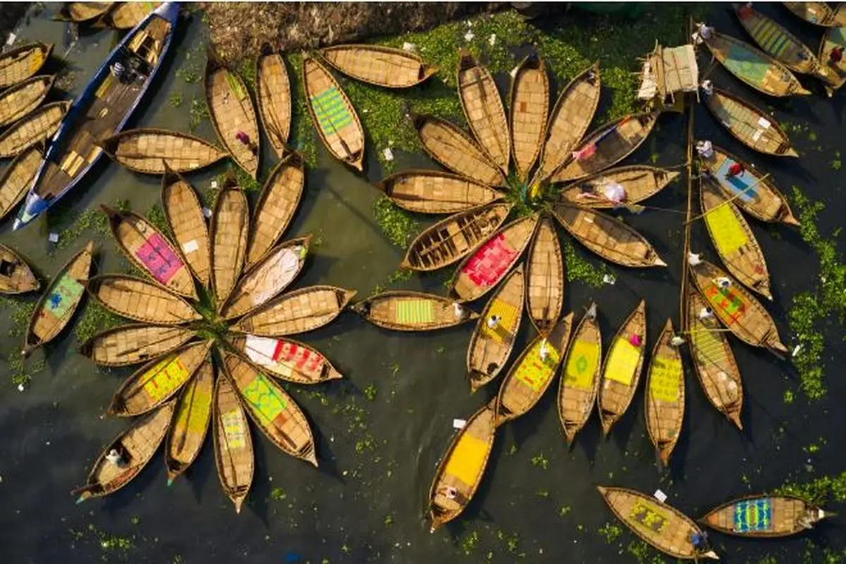 تصویری زیبا از دورهمی قایق‌های چوبی