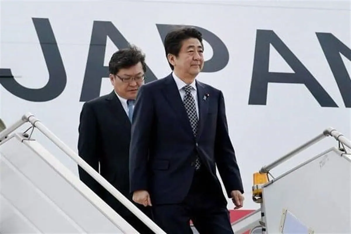 لحظه ورود نخست وزیر ژاپن به تهران و استقبال ظریف از وی