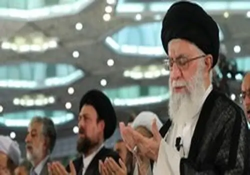 تصویری از آخرین نماز عید فطر به امامت رهبر شهید