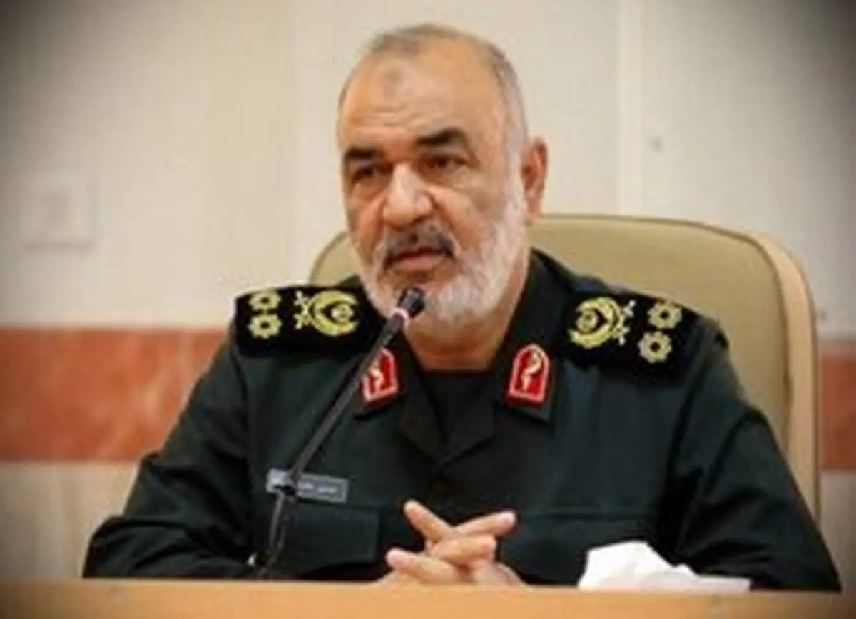 سرلشکر سلامی: نهراسیدن از قدرتها راز حیات و سر بقای یک ملت است