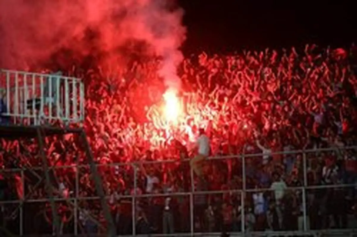 هجوم هواداران به جایگاه خبرنگاران ورزشگاه فولاد