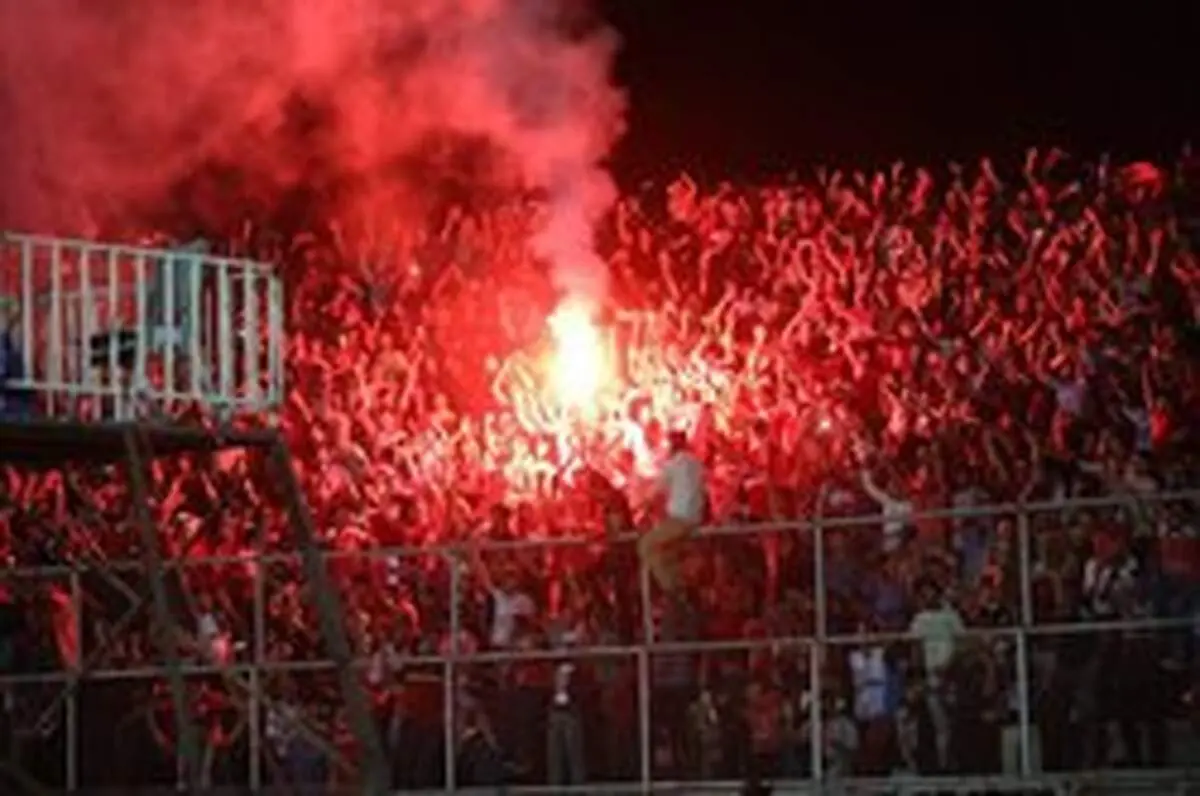 هجوم هواداران به جایگاه خبرنگاران ورزشگاه فولاد