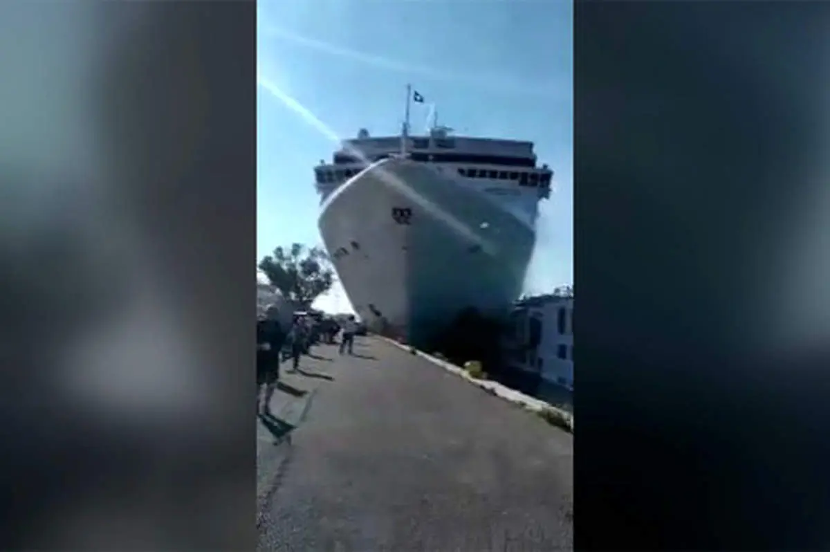 لحظه برخورد کشتی کروز با اسکله و له‌کردن کشتی تفریحی!