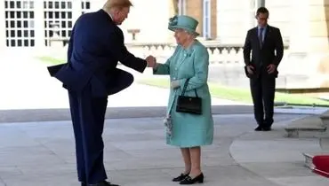 نحوه دست دادن ترامپ با ملکه جنجالی شد! +عکس