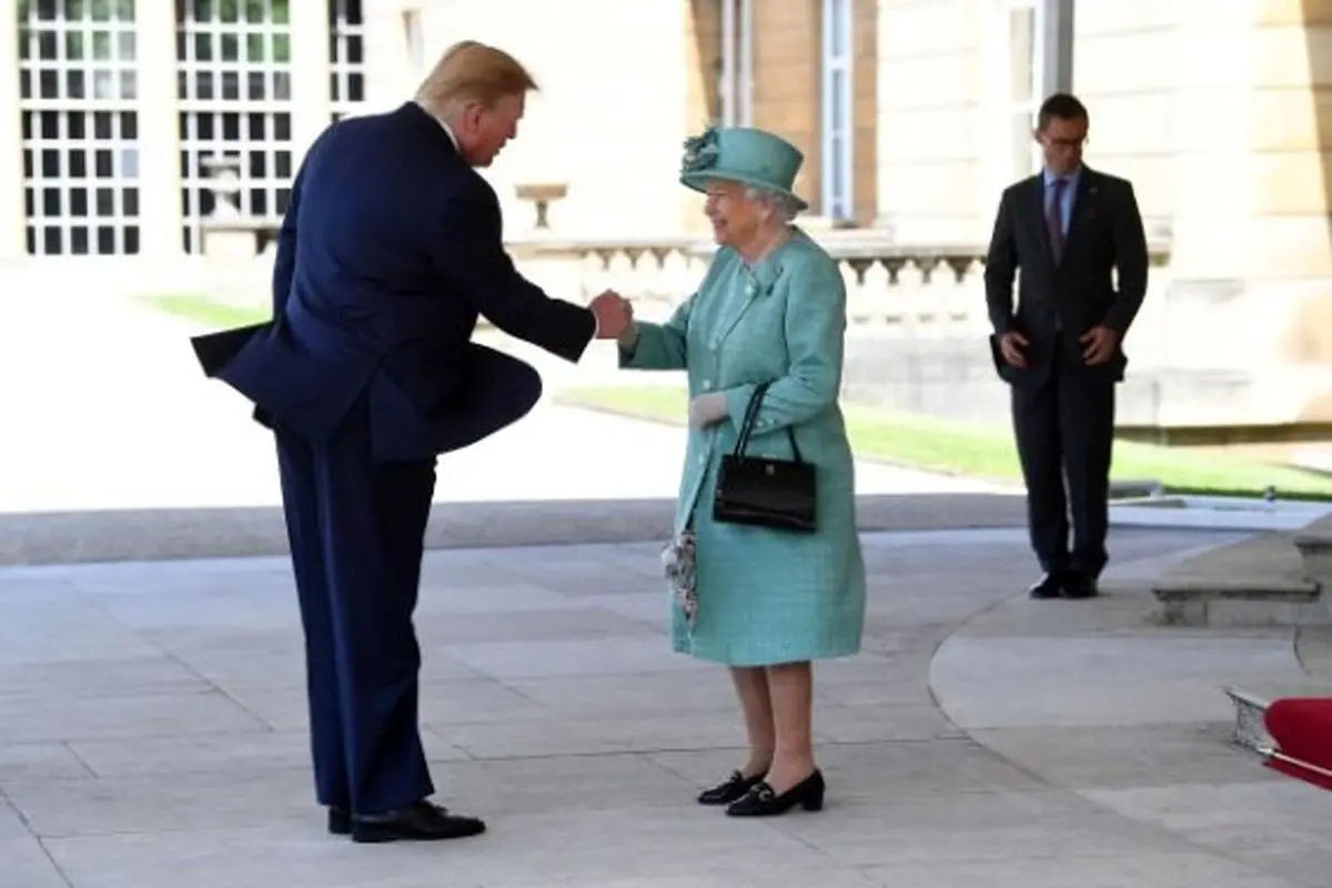 نحوه دست دادن ترامپ با ملکه جنجالی شد! +عکس