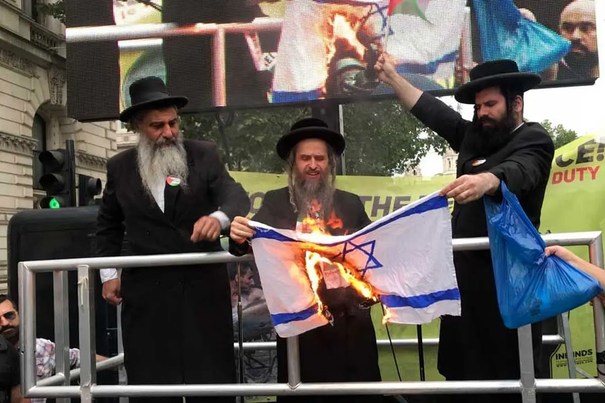 آتش زدن پرچم رژیم صهیونیستی توسط خاخام های یهودی