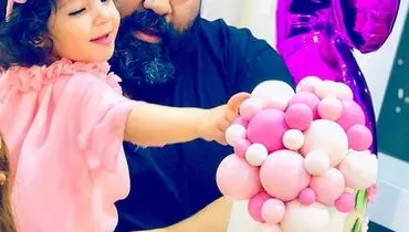 رضا صادقی درکنار دخترش