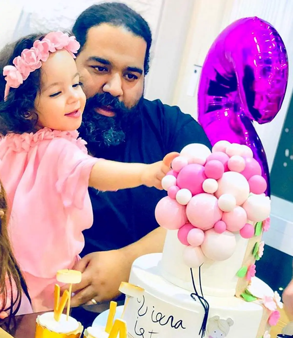 رضا صادقی درکنار دخترش