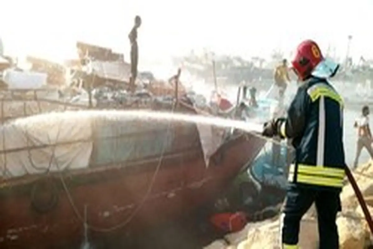 آتش‌سوزی یک فروند شناور باری در "دیر" مهار شد +تصاویر
