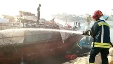 آتش‌سوزی یک فروند شناور باری در "دیر" مهار شد +تصاویر