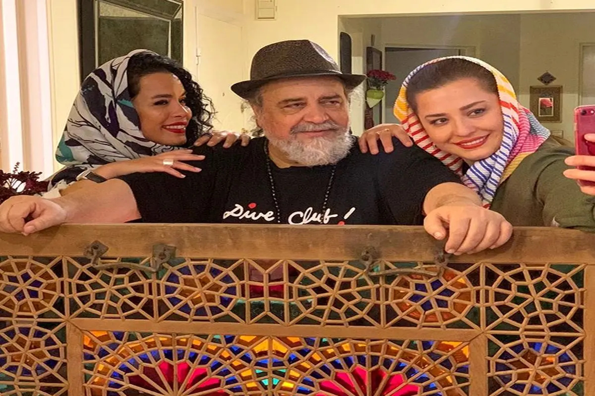 محمدرضا شریفی نیا در کنار دخترانش