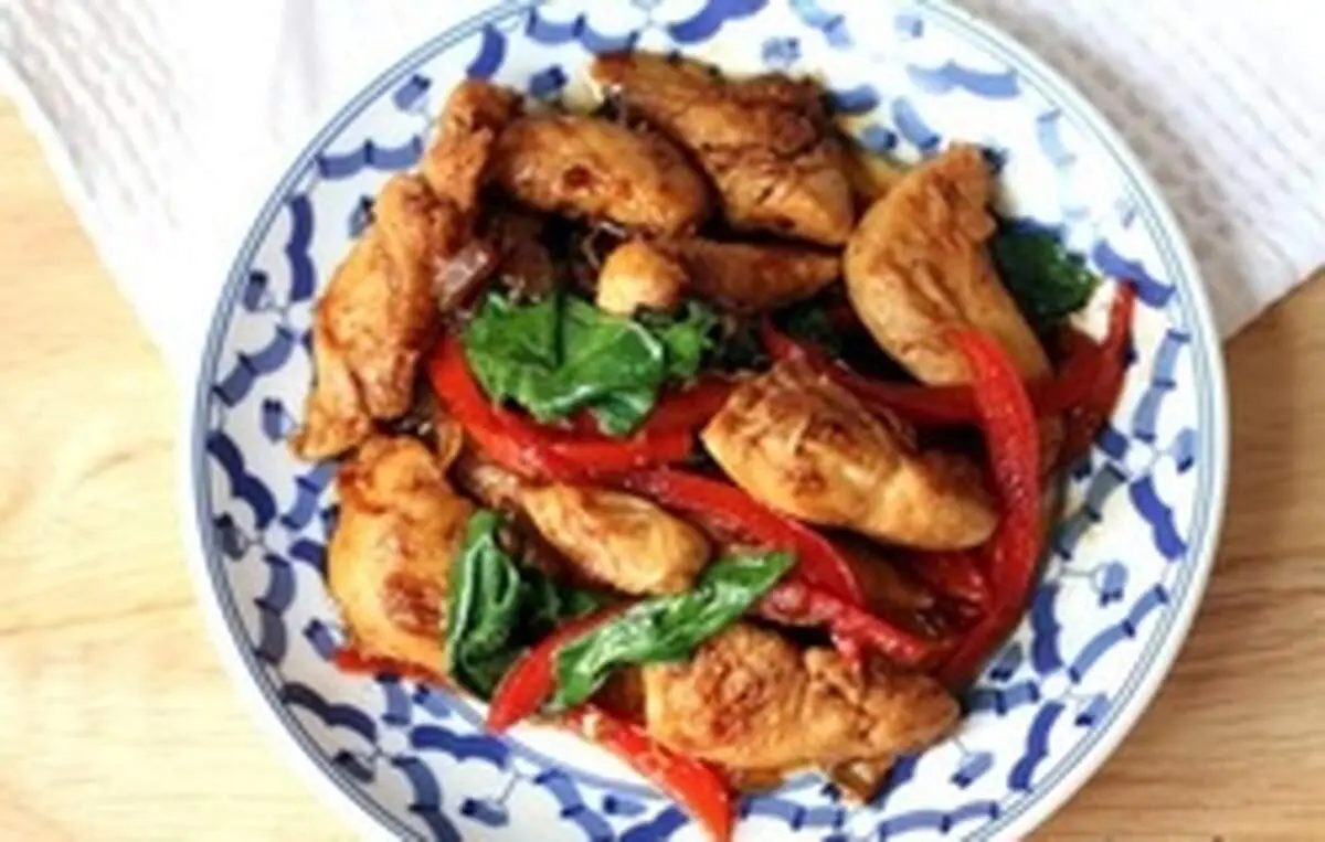 طرز تهیه “مرغ و ریحان سرخ شده تایلندی”