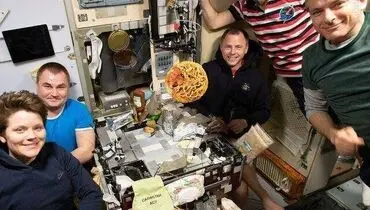 عکس یادگاری فضانوردان با پیتزای معلق!
