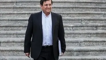 همتی: نرخ ارز نیمایی حذف نمی‌شود
