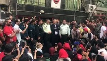 عرب با بادیگارد میان هواداران پرسپولیس رفت +عکس