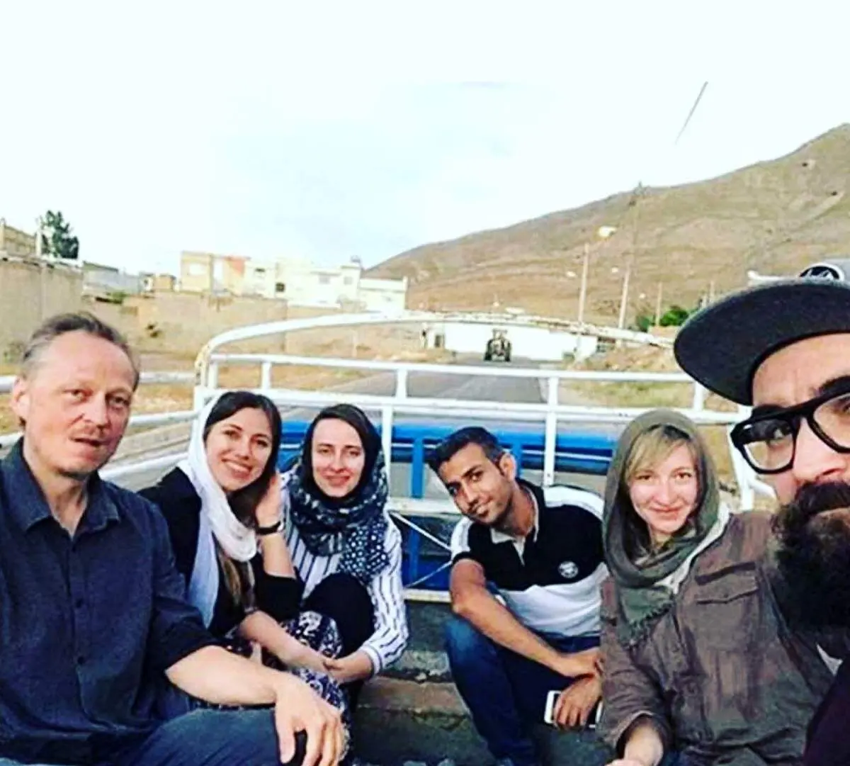 توریست‌های اروپایی سوار بر نیسان! + عکس